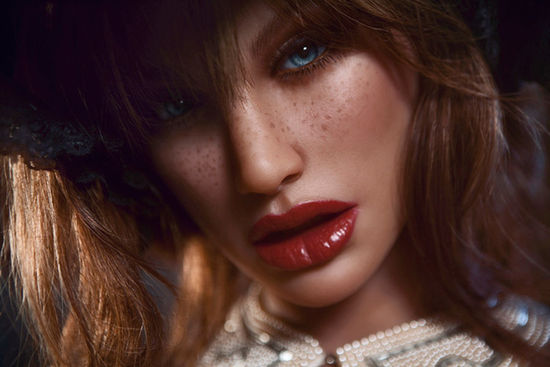 美国女摄影师的童年情节 充气娃娃拍成了超模