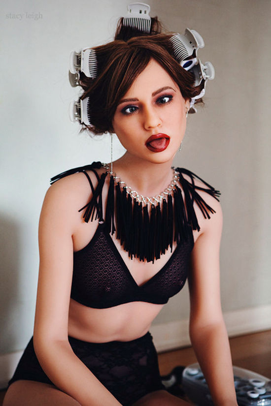 美国女摄影师的童年情节 充气娃娃拍成了超模