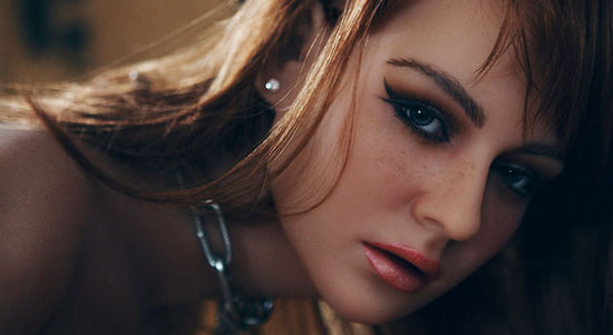 美国女摄影师的童年情节 充气娃娃拍成了超模