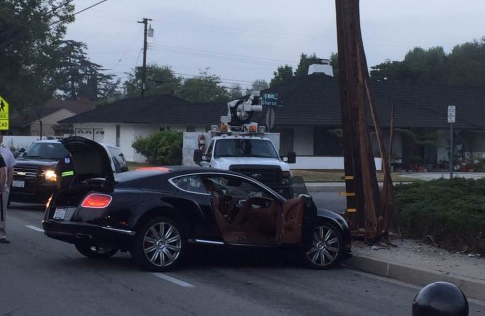 美国一华裔男子酒驾撞到电线杆致附近地区停电