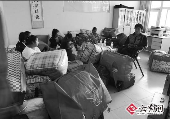 到昆当晚不少学生只能睡在办公室。 到昆当晚不少学生只能睡在办公室。