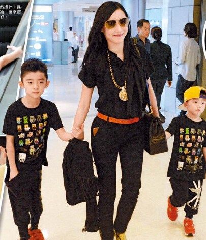 Lucas与妈妈弟弟逛街