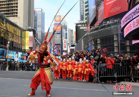 当地时间2月6日，&ldquo;美猴王&rdquo;六小龄童带领&ldquo;百猴&rdquo;的快闪艺术表演在美国纽约时报广场精彩亮相，迎接即将到来的中国农历猴年春节，并向纽约市民以及各国游客传递中华生肖文化的魅力。中新社记者