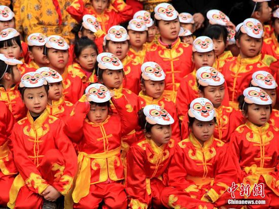 当地时间2月6日，&ldquo;美猴王&rdquo;六小龄童带领&ldquo;百猴&rdquo;的快闪艺术表演在美国纽约时报广场精彩亮相，迎接即将到来的中国农历猴年春节，并向纽约市民以及各国游客传递中华生肖文化的魅力。中新社记者