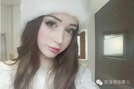 英国美女学中国网红玩剪刀手嘟嘴自拍 画风诡异
