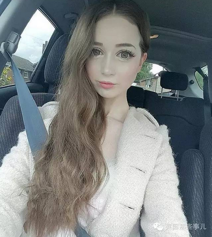 英国美女学中国网红玩剪刀手嘟嘴自拍 画风诡异