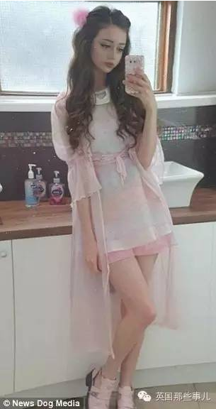 英国美女学中国网红玩剪刀手嘟嘴自拍 画风诡异