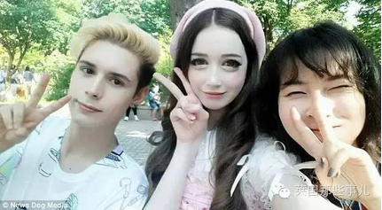 英国美女学中国网红玩剪刀手嘟嘴自拍 画风诡异