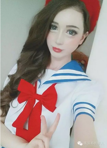 英国美女学中国网红玩剪刀手嘟嘴自拍 画风诡异