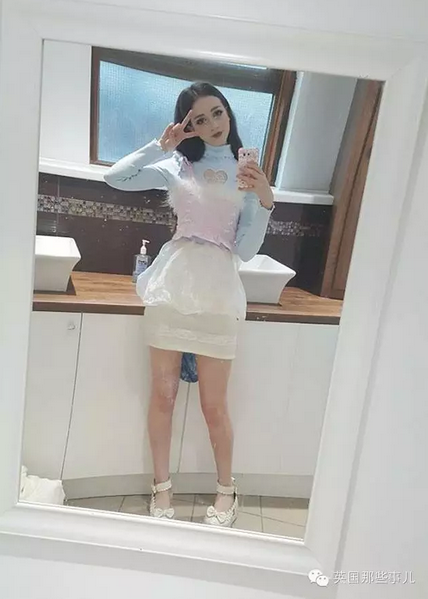 英国美女学中国网红玩剪刀手嘟嘴自拍 画风诡异
