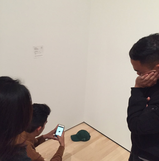 小伙看艺术展时顺手在地上放了副眼镜，结果&hellip;