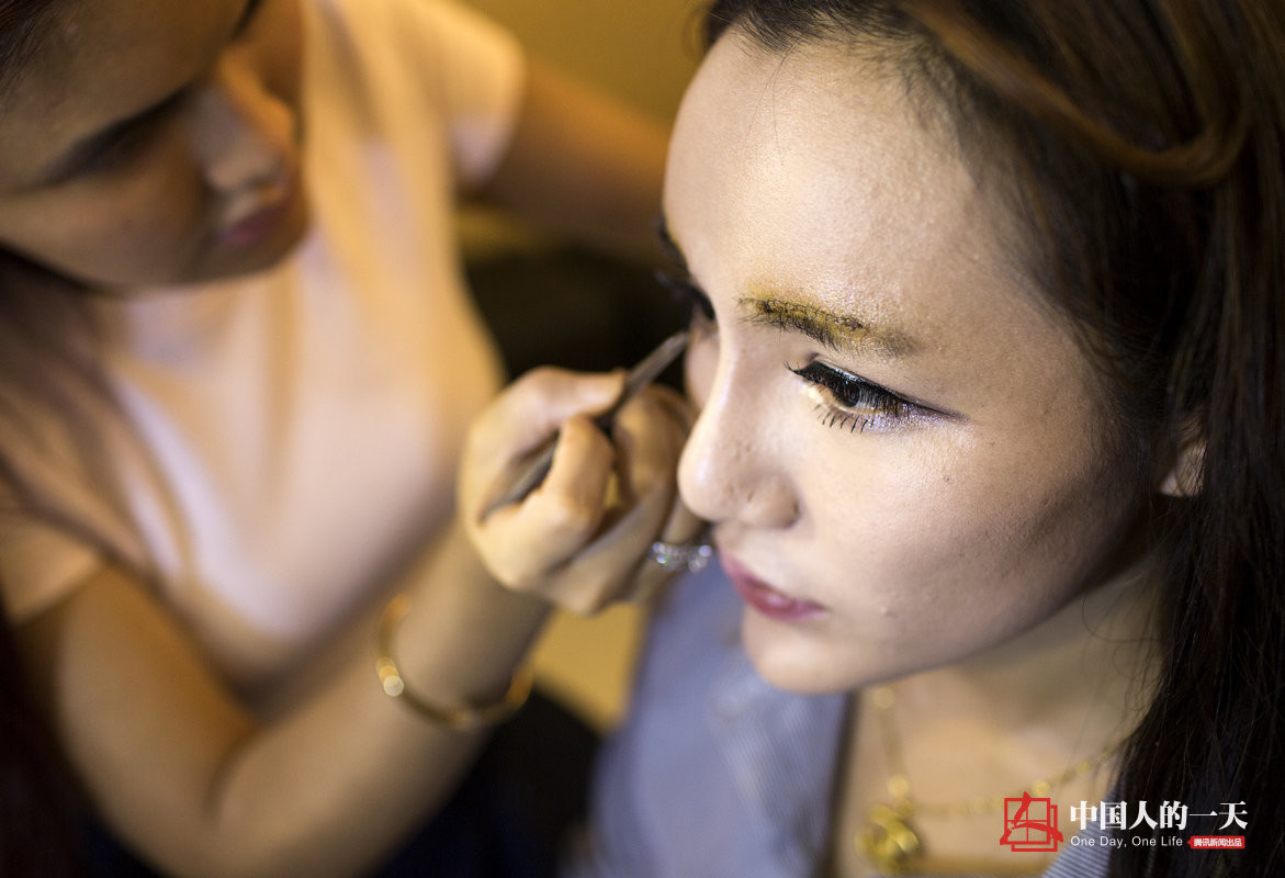 中国人的一天中国人的一天2502期：90后女孩开跑车送外卖 月入15万