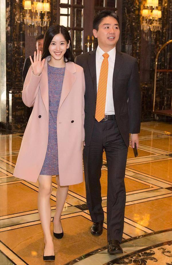 奶茶妹与田朴珺同框,一个是贵妇,一个似村姑