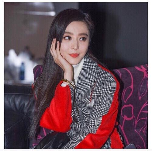 张曼玉的手看不出来有53岁,看刘晓庆的手才知道她是个老年人