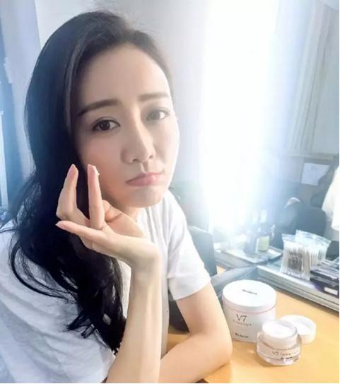 张曼玉的手看不出来有53岁,看刘晓庆的手才知道她是个老年人
