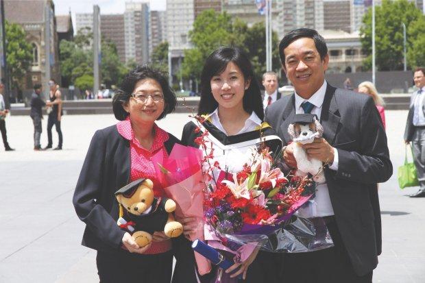 27岁华裔美女科学家被多国争抢,马来西亚网友怪政府不作为
