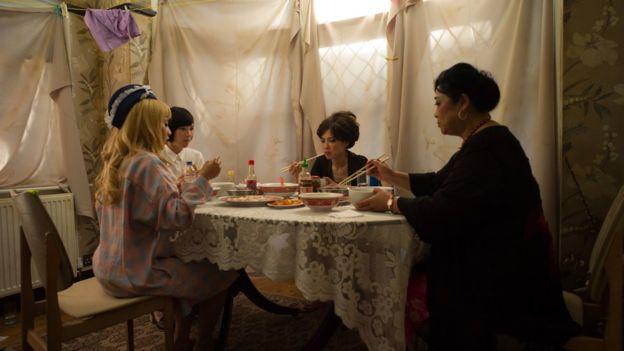 外国的月亮并不圆!伦敦黑色“性产业”被电影曝光——美女的生死沉沦!