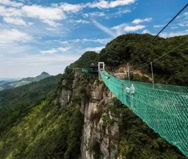 比张家界玻璃桥恐怖10000倍,世界第一天空悬廊面世!