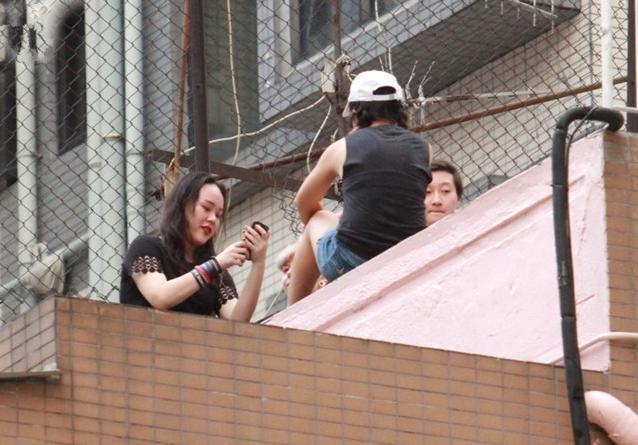 成龙女儿再一次离家出走,与友人同住一起抽烟喝酒