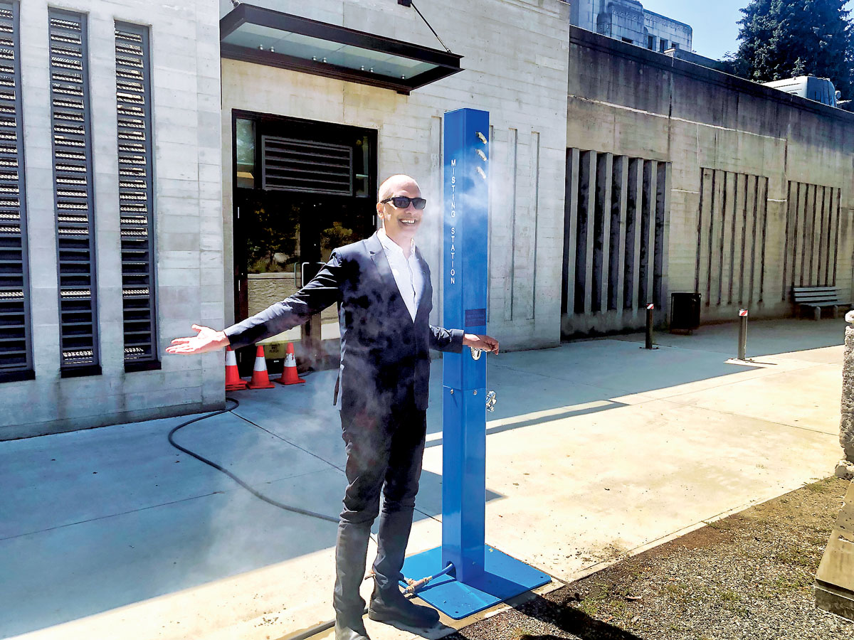 ■市议员费赖伊(Pete Fry)在记者会上,展示喷水设施。