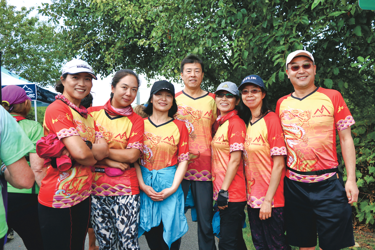 ■赵唐俊（左一）与&ldquo;加龙&rdquo;龙舟队成员首次参加比赛。