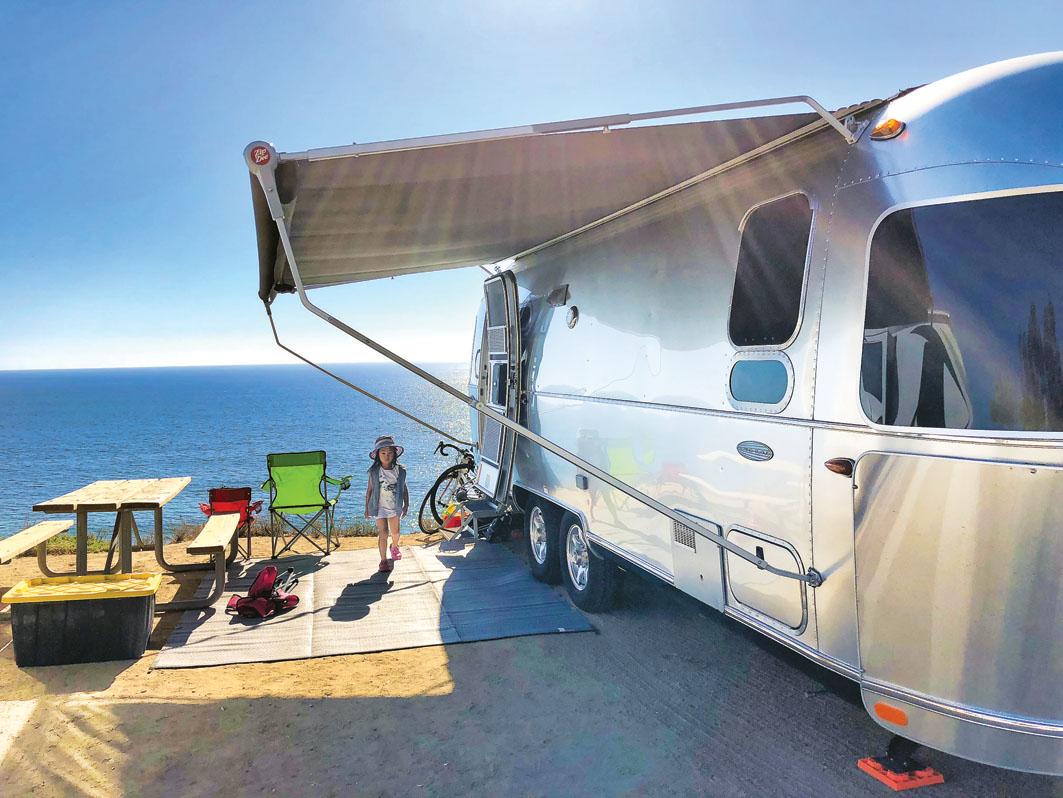 ■一家三口驾着休闲旅行车到加拿大和美国各地旅游。受访者提供
