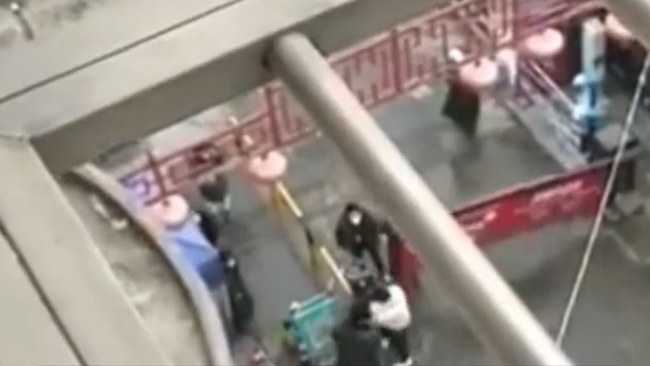 西安小伙外出买馒头被2名防疫人员殴打?警方:已拘留打人者