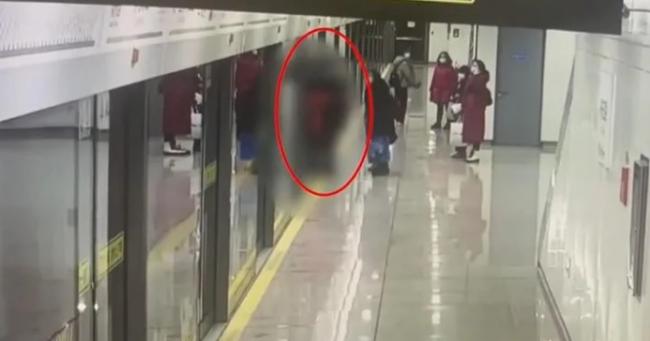 上海地铁恐怖意外 女乘客被月台门夹伤致死 上海地铁恐怖意外 女乘客被月台门夹伤致死