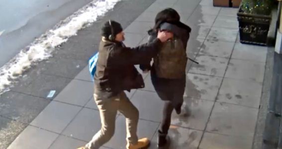 华人亲历:在温哥华DT 被一陌生女人逼到了角落 华人亲历:在温哥华DT 被一陌生女人逼到了角落