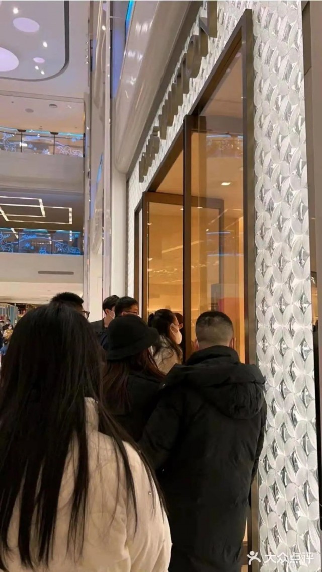 大温LV一晚涨价00 华人大排长龙抢疯了 大温LV一晚涨价00 华人大排长龙抢疯了