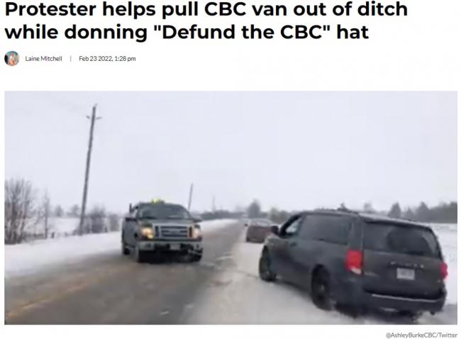非常加拿大!CBC采访车陷入深沟,抗议者仗义出手拖车!这一幕真暖… 非常加拿大!CBC采访车陷入深沟,抗议者仗义出手拖车!这一幕真暖…