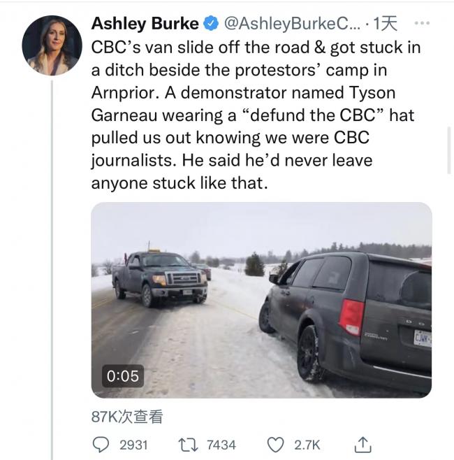 非常加拿大!CBC采访车陷入深沟,抗议者仗义出手拖车!这一幕真暖… 非常加拿大!CBC采访车陷入深沟,抗议者仗义出手拖车!这一幕真暖…