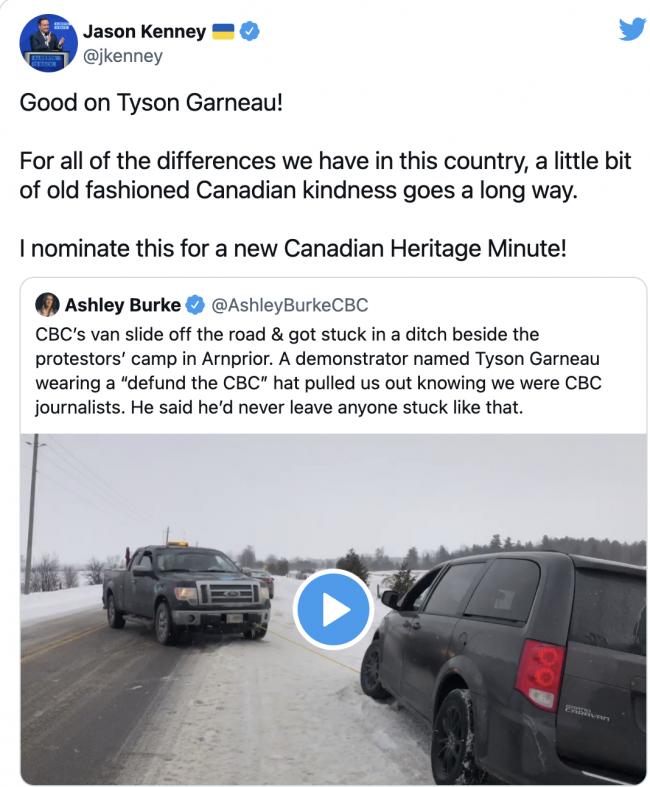 非常加拿大!CBC采访车陷入深沟,抗议者仗义出手拖车!这一幕真暖… 非常加拿大!CBC采访车陷入深沟,抗议者仗义出手拖车!这一幕真暖…