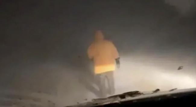 非常加拿大!CBC采访车陷入深沟,抗议者仗义出手拖车!这一幕真暖… 非常加拿大!CBC采访车陷入深沟,抗议者仗义出手拖车!这一幕真暖…