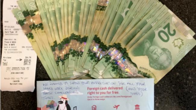 非常加拿大!CBC采访车陷入深沟,抗议者仗义出手拖车!这一幕真暖… 非常加拿大!CBC采访车陷入深沟,抗议者仗义出手拖车!这一幕真暖…