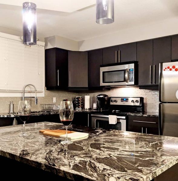 31岁加国小伙2年买20套房 竟然被赞帮政府的忙