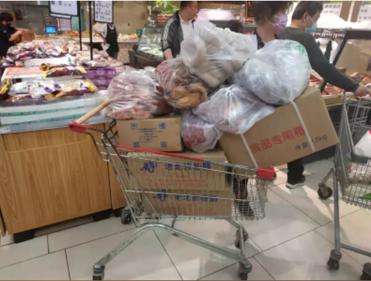 北京新增封控管控区 民众陷“囤物资”狂潮 北京新增封控管控区 民众陷“囤物资”狂潮