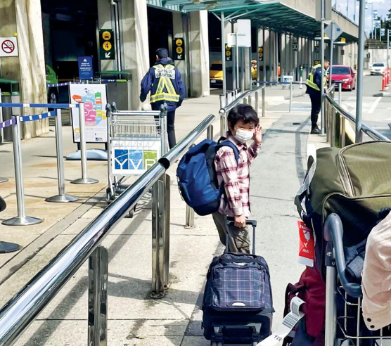入境放宽出现人潮 温哥华机场旅客赞畅通无阻 入境放宽出现人潮 温哥华机场旅客赞畅通无阻