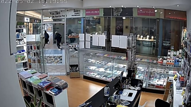 华人珠宝店遭4名黑人打劫 疯狂砸抢快速逃窜 华人珠宝店遭4名黑人打劫 疯狂砸抢快速逃窜