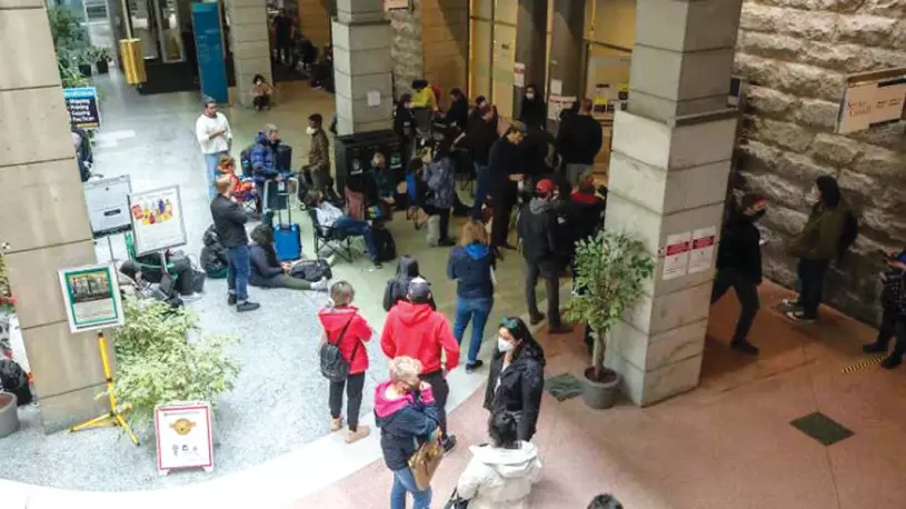 排队11小时申请护照 卑诗省市民需付泊车费80元 排队11小时申请护照 卑诗省市民需付泊车费80元