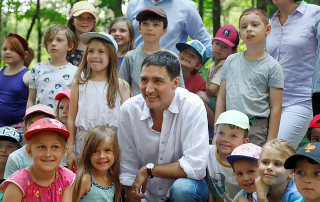 特鲁多活动又隐身！加拿大人全盯着他的新发型