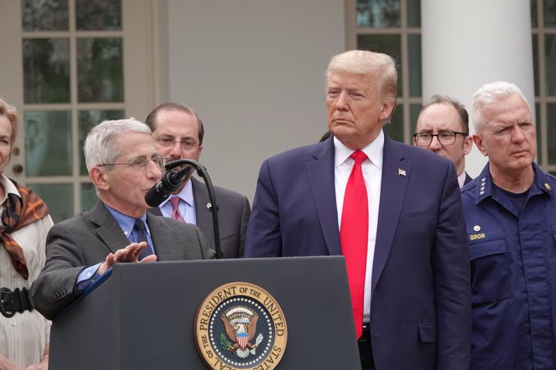 全國過敏和傳染病研究所所長佛奇（前排左）曾說，「我不得不反駁一位美國總統，這非易...