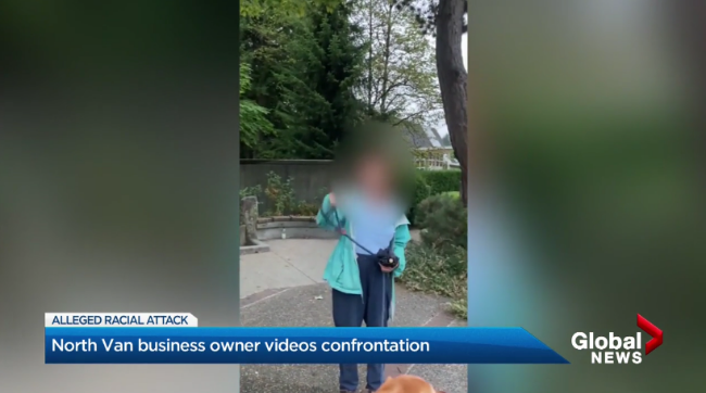 加女子餐馆门口朝亚裔店主吐口水大喊：滚回中国
