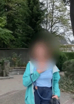&ldquo;滚回中国！&rdquo;白女放狗撒尿 对亚裔吐口水 辱骂