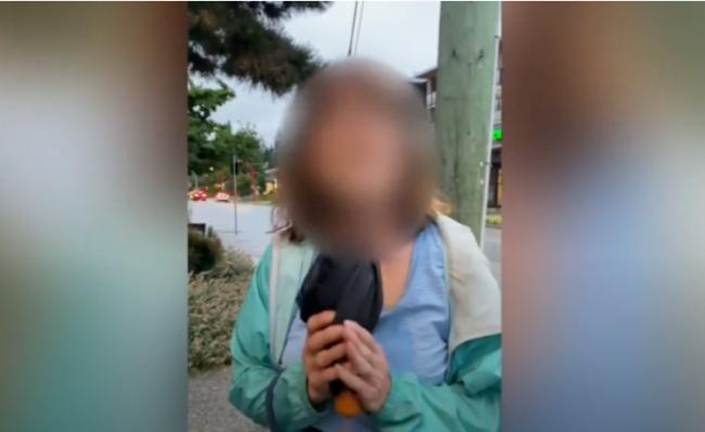 &ldquo;滚回中国！&rdquo;白女放狗撒尿 对亚裔吐口水 辱骂