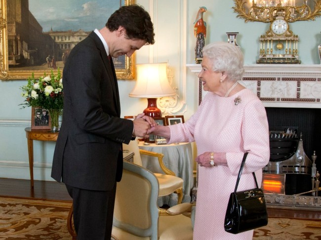 追悼！英国鸣枪悼念女王  查尔斯首次公开发表全国讲话！