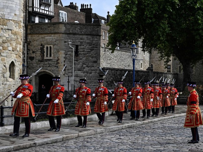 追悼！英国鸣枪悼念女王  查尔斯首次公开发表全国讲话！