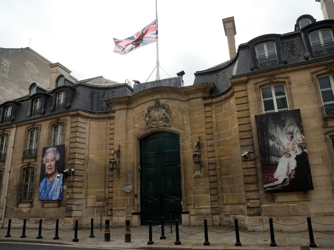 追悼！英国鸣枪悼念女王  查尔斯首次公开发表全国讲话！