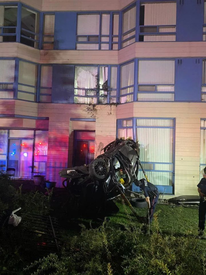 Car crashes into 2nd floor window of Mississauga building - Toronto | Globalnews.ca
