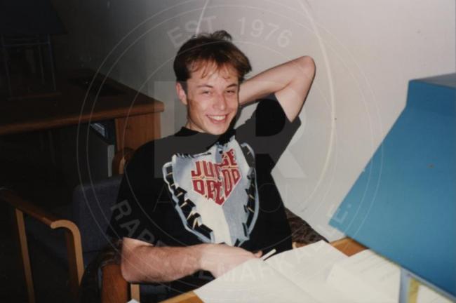 马斯克前女友拍卖首富年轻照片 求学青涩照曝光 马斯克前女友拍卖首富年轻照片 求学青涩照曝光